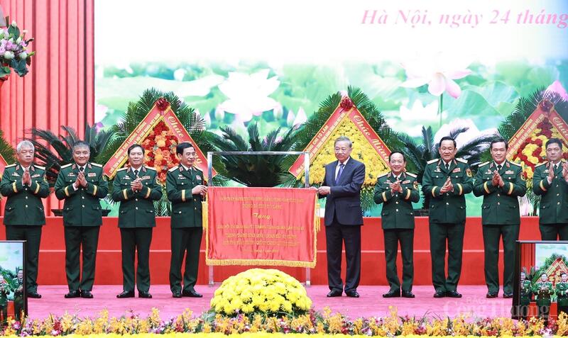 Tại Đại hội Thi đua quyết thắng toàn quân, thay mặt lãnh đạo Đảng, Nhà nước, Quân ủy Trung ương, Tổng Bí thư Tô Lâm tặng bức trướng cho Đại hội với 16 chữ vàng