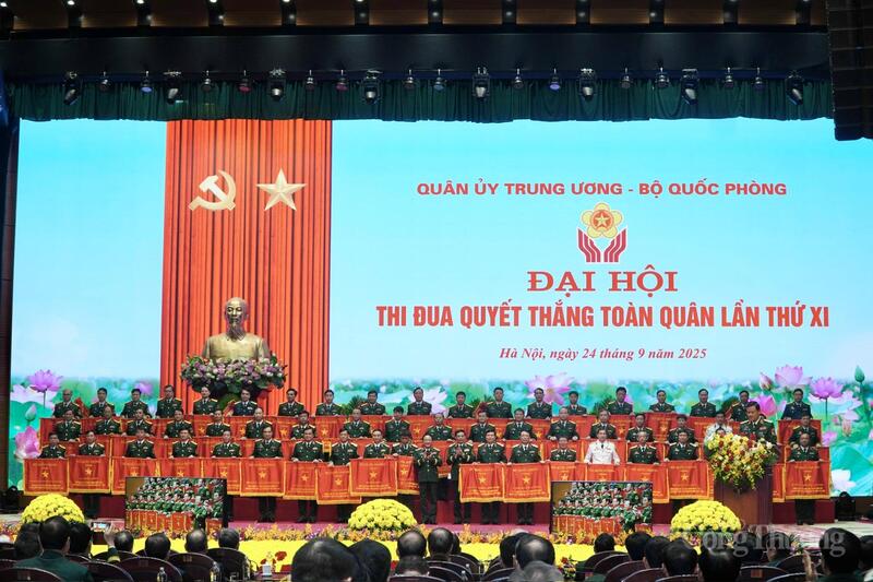 Đại tướng Phan Văn Giang, Ủy viên Bộ Chính trị, Phó Bí thư Quân ủy Trung ương, Bộ trưởng Bộ Quốc phòng và Đại tướng Trịnh Văn Quyết, Bí thư Trung ương Đảng, Ủy viên Thường vụ Quân ủy Trung ương, Chủ nhiệm Tổng cục Chính trị Quân đội nhân dân Việt Nam đã lên trao Cờ thi đua cho 56 tập thể đại diện cho các đơn vị trực thuộc Quân ủy Trung ương, Bộ Quốc phòng. Ảnh: Minh Trang