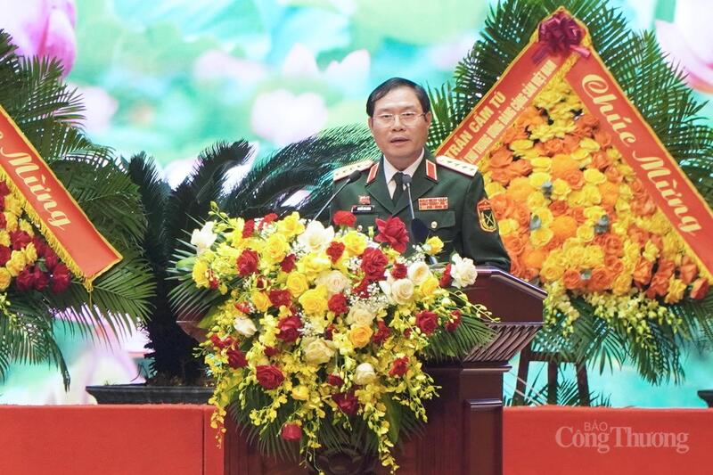 Đại tướng Nguyễn Tân Cương đọc Thư của Đại hội gửi cán bộ, chiến sĩ toàn quân. Ảnh: Minh Trang