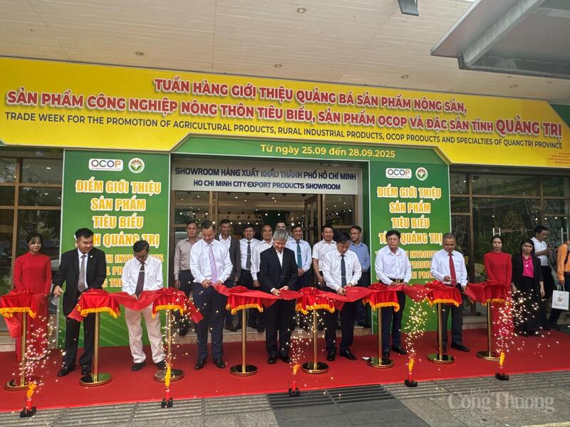 Các đại biểu cắt băng khai trương chương trình