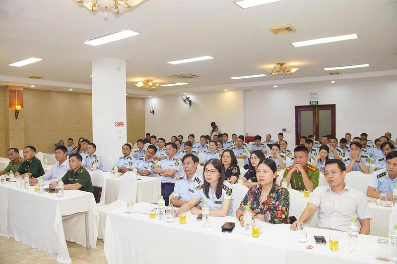 Các đại biểu tham gia tập huấn về phân biệt hàng thật, hàng giả.