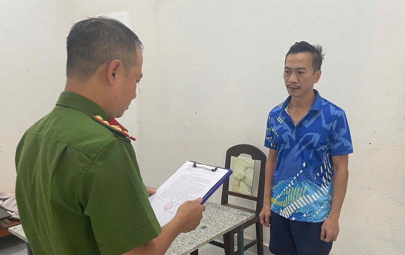 Cơ quan Cảnh sát điều tra Công an TP. Đà Nẵng tống đạt các quyết định đối với Trần Hùng Cường. Ảnh: Công an Đà Nẵng.