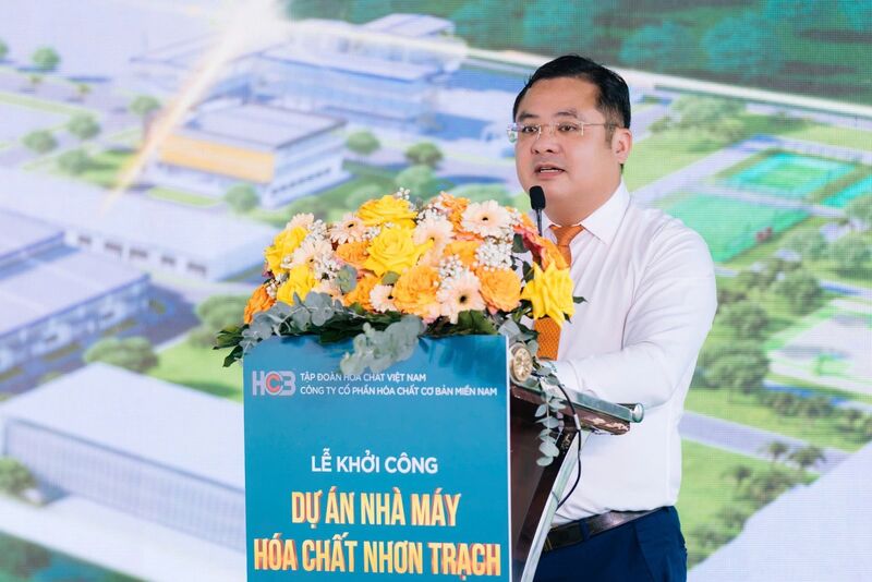 Ông Phùng Quang Hiệp – Ủy viên Ban Chấp hành Đảng bộ Chính phủ, Bí thư Đảng ủy, Chủ tịch HĐTV Vinachem phát biểu