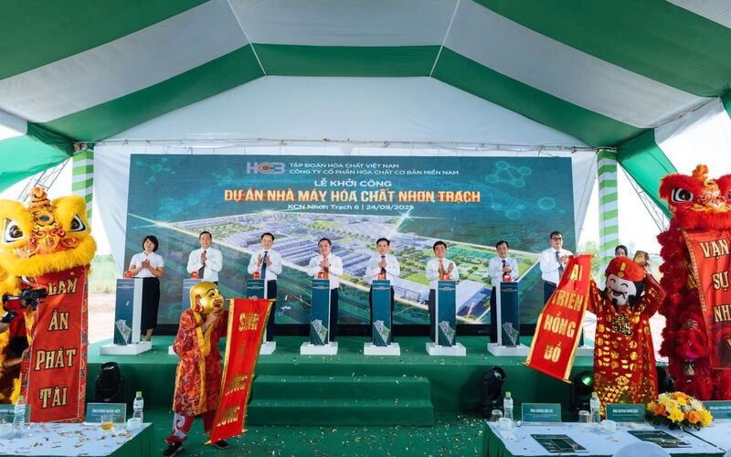 Các đại biểu thực hiện nghi thức khởi công Dự án Nhà máy Hóa chất Nhơn Trạch