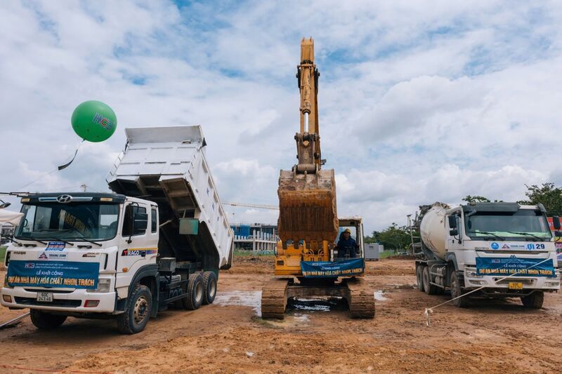 Không khí khẩn trương, công nhân và máy móc đã sẵn sàng, bảo đảm tiến độ ngay từ ngày đầu khởi công