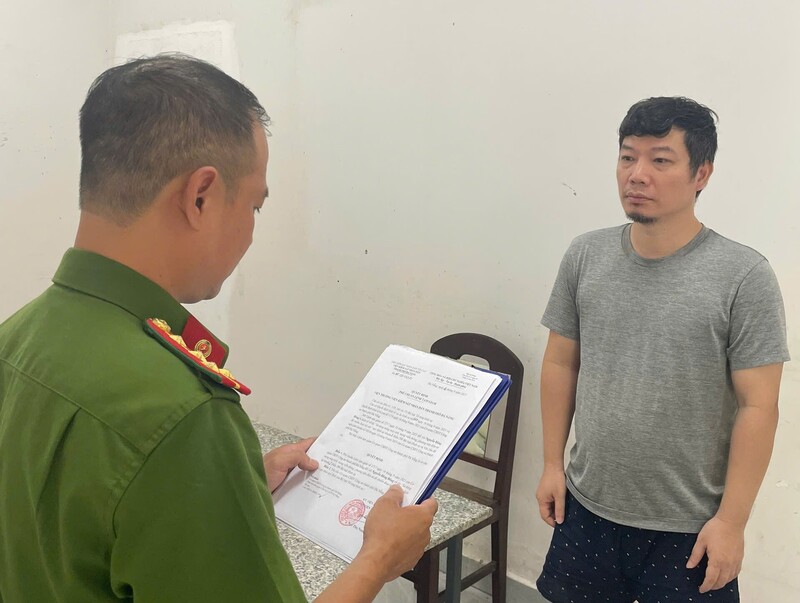 Cơ quan Cảnh sát điều tra Công an TP. Đà Nẵng tống đạt các quyết định đối với Nguyễn Đăng Đông. Ảnh: Công an Đà Nẵng