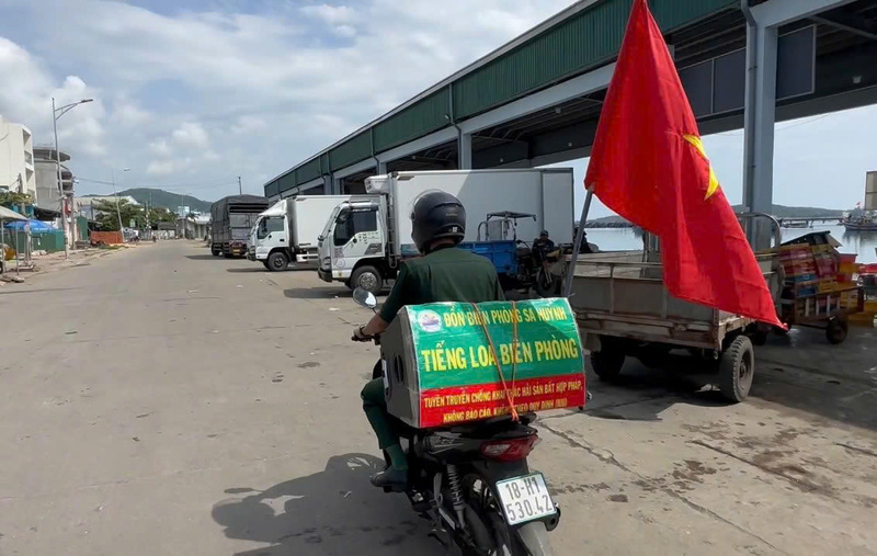 Chiếc loa di động giúp ngư dân miền biển hiểu rõ hơn về nghĩa vụ và trách nhiệm của mình. Ảnh: Nguyễn Dương