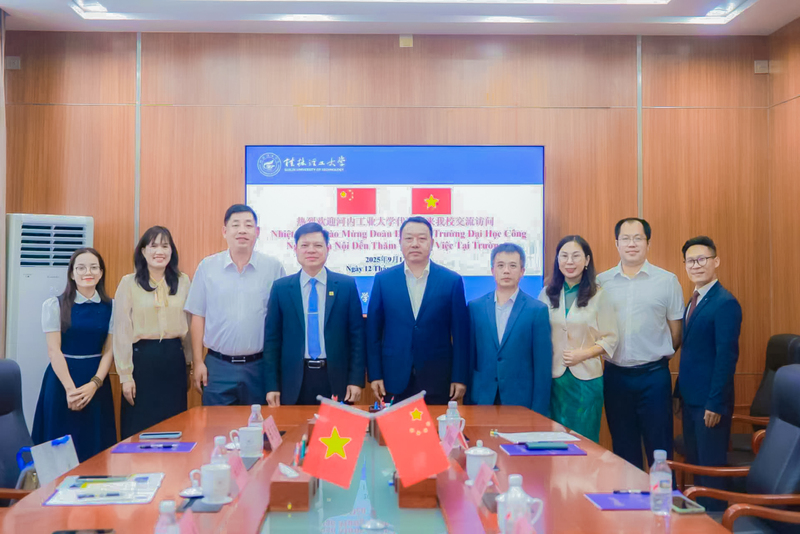 PGS.TS. Phạm Văn Đông - Phó Hiệu trưởng Nhà trường và đoàn cán bộ trường Đại học Bách Khoa Quế Lâm trong chương trình hợp tác 2+2 ngành Quản trị kinh doanh giữa HaUI và Trường Đại học Bách khoa Quế Lâm