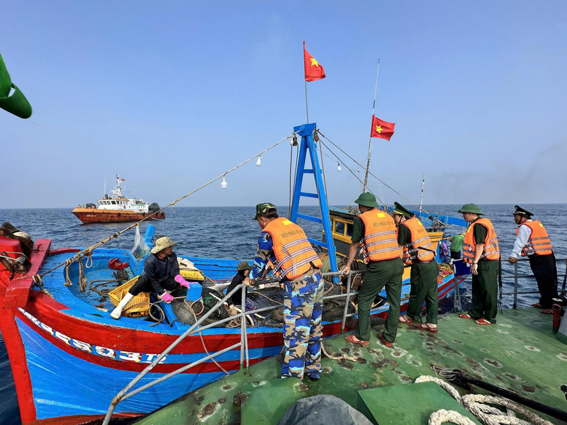Khi tàu xuất bến hay nhập bến phải đảm bảo các thủ tục giấy tờ về con người, phương tiện. Ảnh: Nguyễn Dương