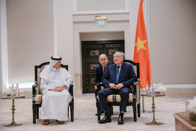 Phó Thủ tướng Thường trực Nguyễn Hòa Bình cùng đoàn công tác làm việc với cơ quan quản lý và cộng đồng doanh nghiệp UAE