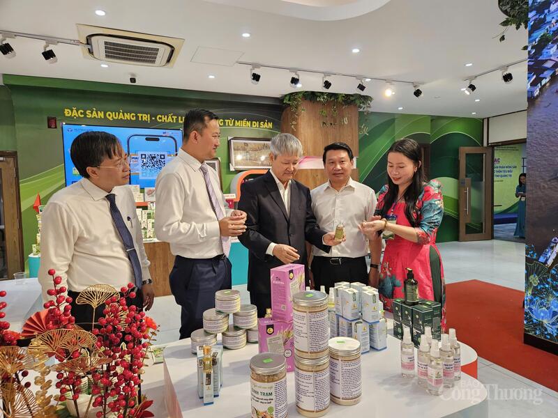 Các đại biểu tham quan quầy hàng sản phẩm
