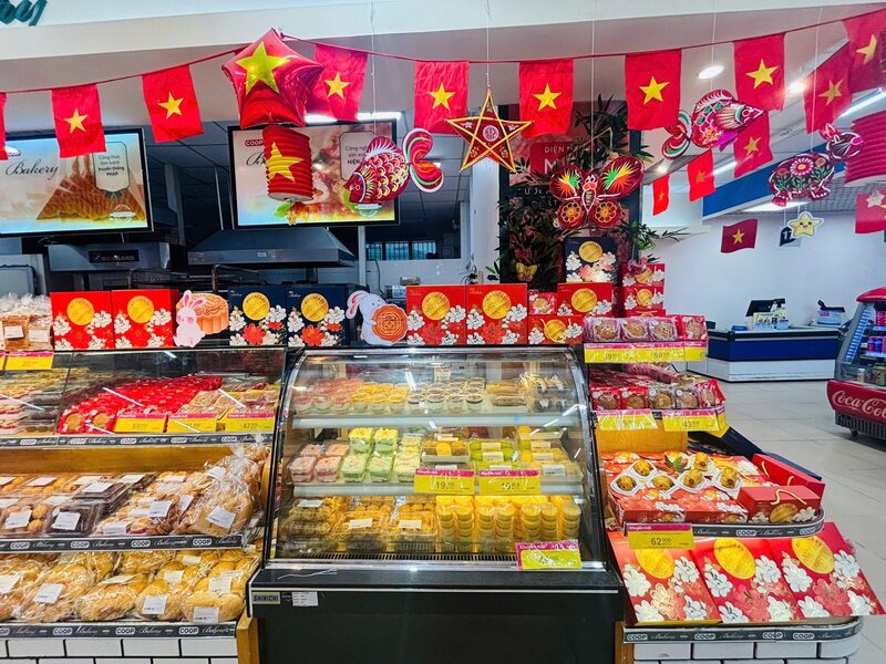 Bánh trung thu tại các hệ thống siêu thị cũng đang đồng loạt áp dụng các chương trình khuyến mại hấp dẫn.