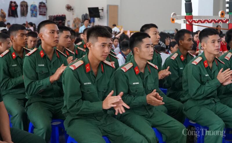 Các chiến sĩ thuộc Bộ Chỉ huy Quân sự tỉnh Đắk Lắk tham dự.