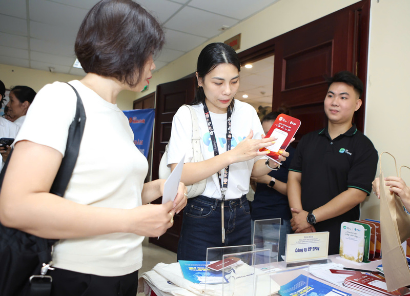 Hộ kinh doanh đẩy mạnh chuyển đổi số. Ảnh: N.H
