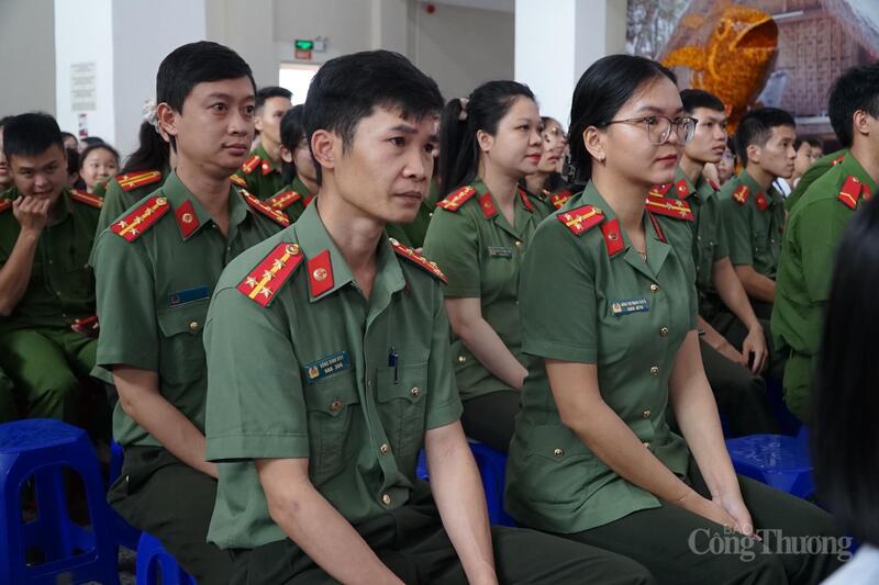 Các chiến sĩ thuộc lực lượng Công an tỉnh Đắk Lắk đến dự buổi lễ.