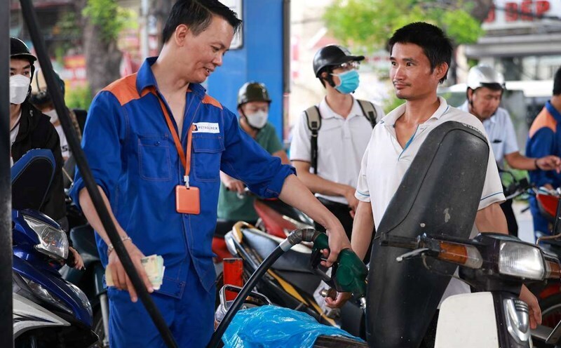 Giá xăng dầu hôm nay, từ 15h ngày 25/9/2025, xăng E5 RON giảm 368 đồng/lít, xăng RON 95 giảm 443 đồng/lít, giá dầu tăng, giảm trái chiều.