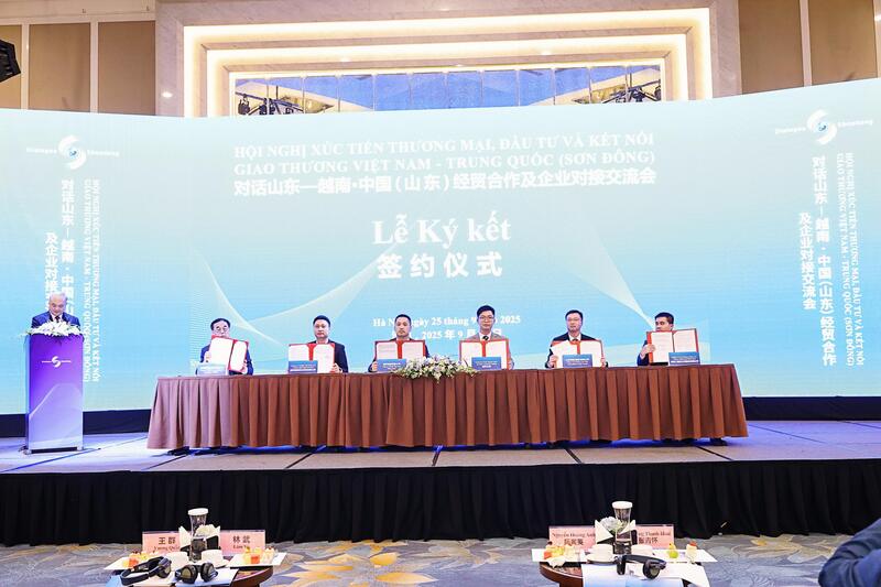 Trong khuôn khổ hội nghị, cũng diễn ra Lễ ký kết 13 thỏa thuận hợp tác giữa doanh nghiệp Việt Nam và doanh nghiệp tỉnh Sơn Đông (Trung Quốc).