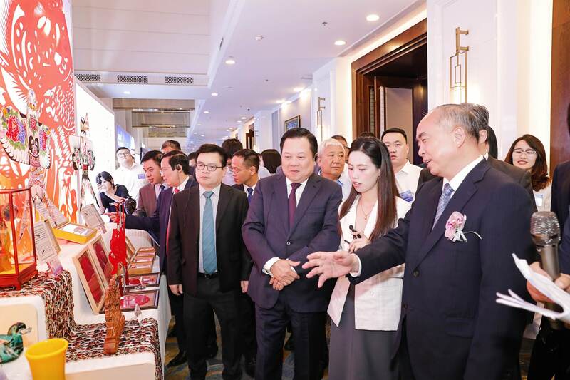 Lãnh đạo hai bên tham quan các gian hàng tại sự kiện