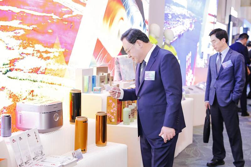 Nhiều sản phẩm của Sơn Đông (Trung Quốc) được khách tham quan đánh giá cao về mẫu mã và chất lượng