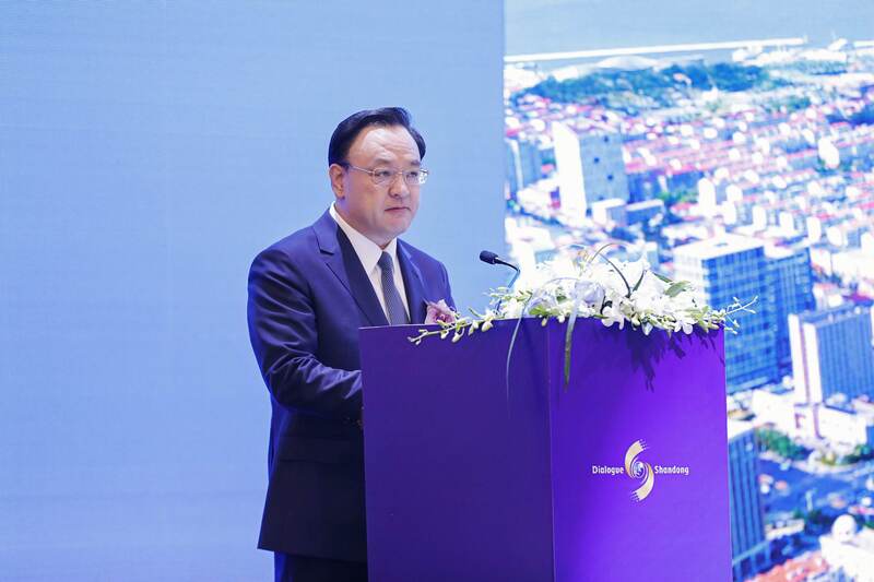 Ông Dương Kiếm Ba - Bí thư Thành phố Uy Hải, tỉnh Sơn Đông (Trung Quốc) chia sẻ tiềm năng hợp tác đầu tư tại tỉnh.