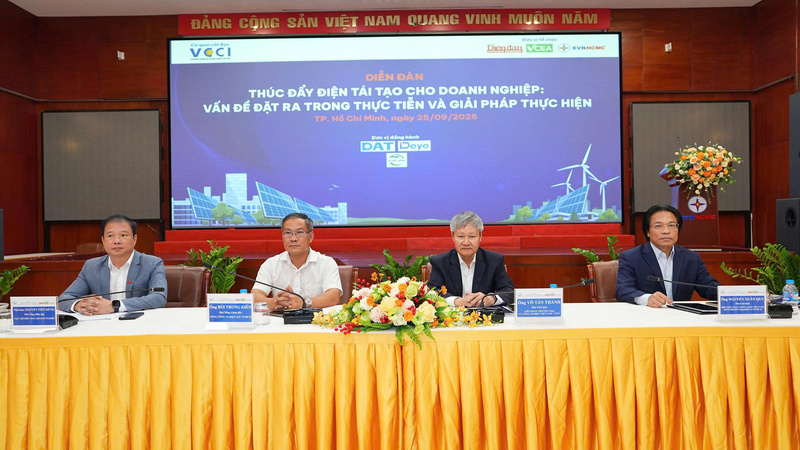 Nhà báo Nguyễn Tiến Dũng, Phó Tổng Biên tập Tạp chí Diễn đàn Danh nghiệp, ông Bùi Trung Kiên - Phó Tổng giấm đốc EVNHCMC, ông Võ Tấn Thành - Phó Chủ tịch VCCI, ông Nguyễn Xuân Quý - Phó Chủ tịch Hiệp hội Năng lượng sạch Việt Nam điều hành diễn đàn. Ảnh: Minh Khuê.