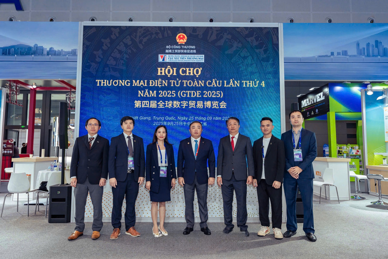 Ông Nguyễn Thế Tùng - Tổng lãnh sự, Tổng lãnh sự quán Việt Nam tại Thượng Hải, Trung Quốc chụp ảnh lưu niệm cùng các đại biểu Việt Nam tham gia Hội chợ GDTE 2025.