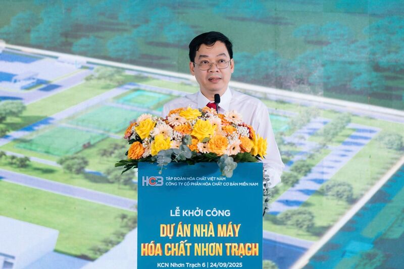 Ông Lê Tùng Lâm – Phó Bí thư Đảng ủy, Phó Tổng giám đốc HCCB báo cáo quá trình thực hiện dự án