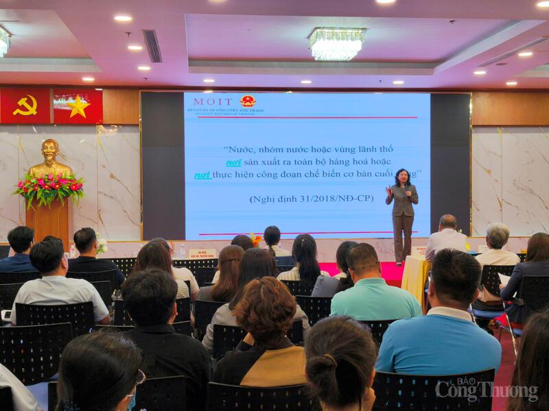 Bộ Công Thương tổ chức hội thảo lấy ý kiến xây dựng bộ tiêu chí xuất xứ hàng hóa. Ảnh: Nguyễn Ngọc