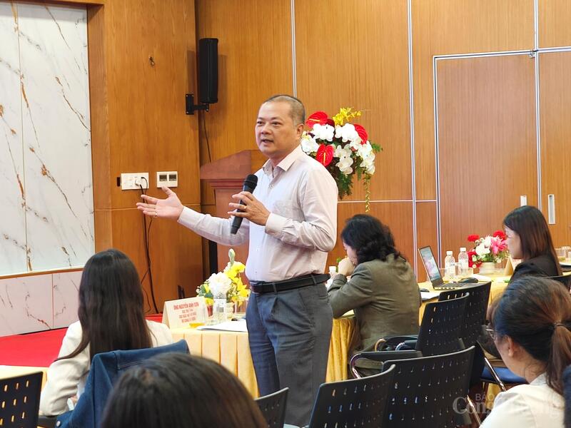 Cục trưởng Cục Xuất nhập khẩu Nguyễn Anh Sơn trực tiếp giải thích một số câu hỏi từ phía doanh nghiệp, hiệp hội ngành hàng. Ảnh: Nguyễn Ngọc