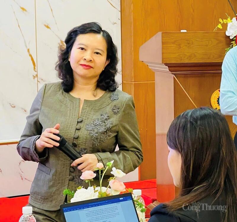 Bà Trịnh Thị Thu Hiền, Phó Cục trưởng Cục Xuất nhập khẩu nghe, giải đáp câu hỏi của các đại biểu. Ảnh: Nguyễn Ngọc