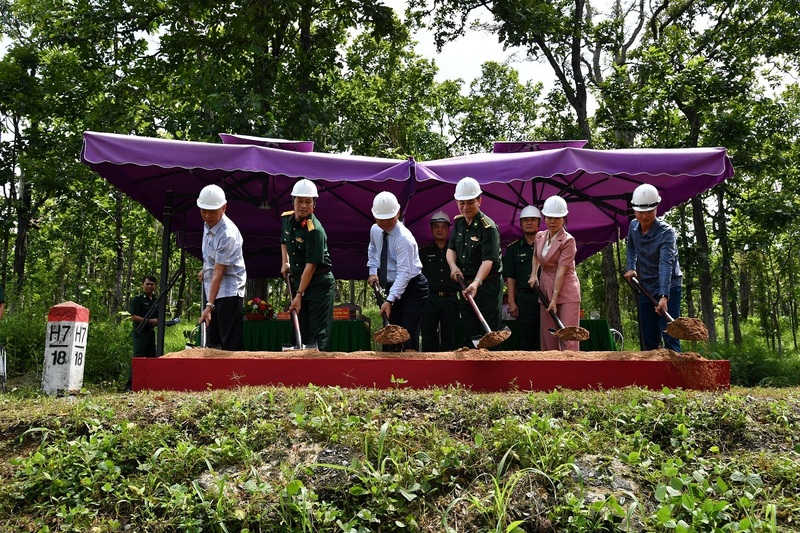 Lãnh đạo UBND tỉnh, Ban Chỉ huy Bộ đội Biên phòng tỉnh Đắk Lắk động thổ xây dựng kè bảo vệ các cột mốc biên giới. Ảnh: Nguyễn Lân.