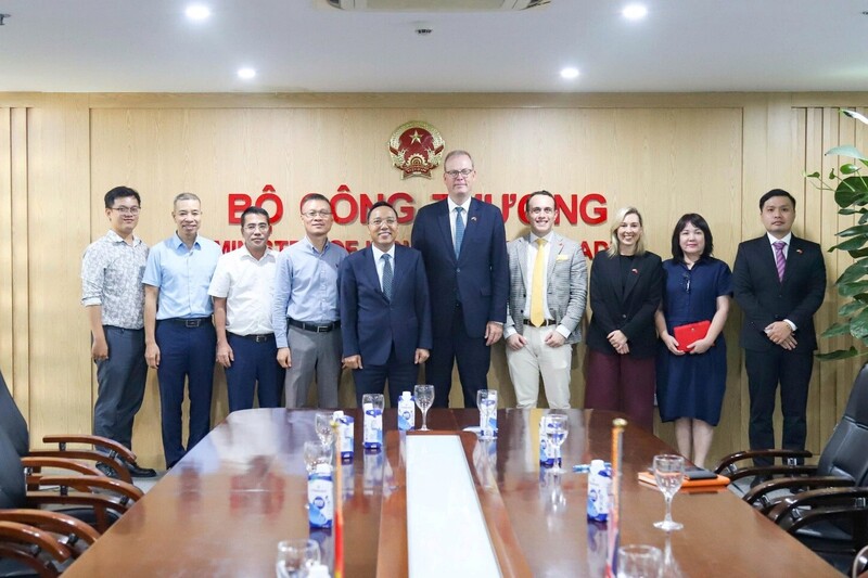 Thứ trưởng Nguyễn Hoàng Long có buổi tiếp và làm việc với ông Tim Reid, Tổng giám đốc toàn cầu của Quỹ Tài chính Xuất khẩu Vương quốc Anh.