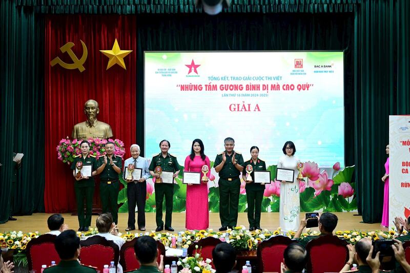Ban Tổ chức trao tặng bằng khen và kỷ niệm chương cho các tác giả đạt giải A. Ảnh: Báo Quân đội Nhân dân.