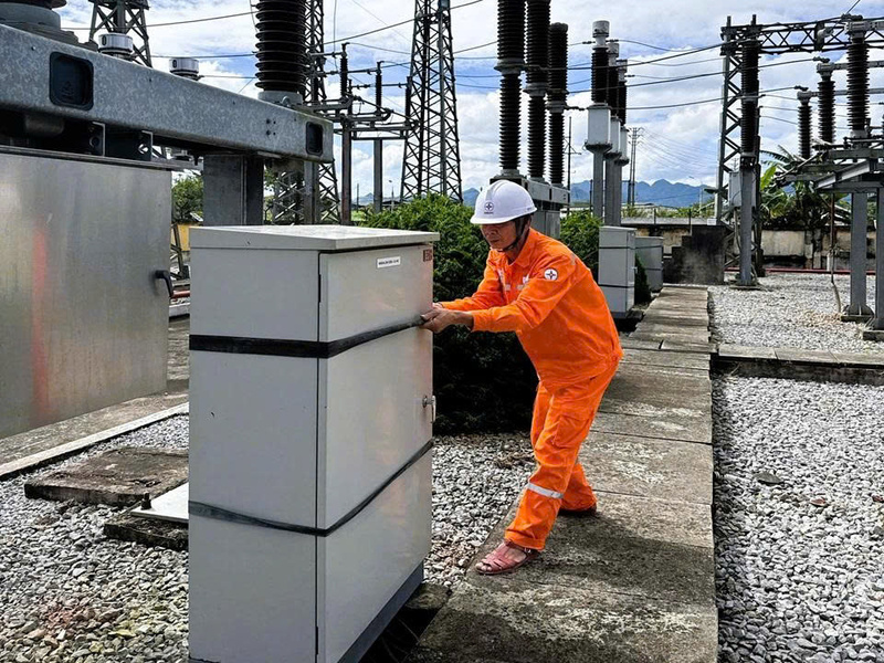 Đội quản lý điện lực khu vực phát dọn hành lang lưới điện. (Ảnh: Ngọc Diệp)