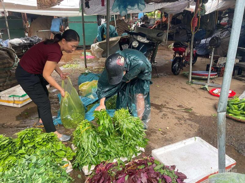Chị Phượng cho biết hai ngày nay quầy hàng của chị lúc nào cũng đông khách từ sáng sớm.