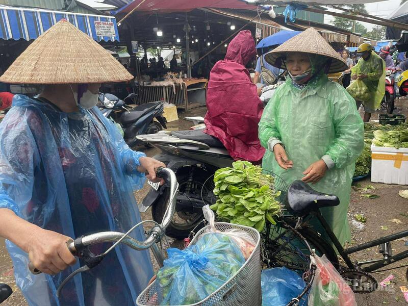 Ngay từ sáng, khu vực bán rau khá đông người mua sắm.