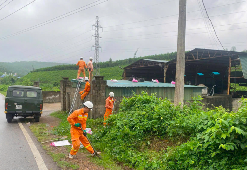 EVNNPT ứng trực 24/24 ứng phó bão số 9, đảm bảo an toàn hệ thống điện - 3