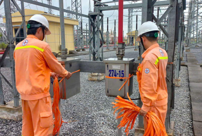 Các công nhân truyền tải gia cố thiết bị.