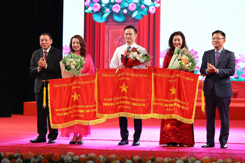 Phó Thủ tướng Lê Thành Long trao Cờ Thi đua của Chính phủ cho 3 tập thể của Bộ Văn hoá, Thể thao và Du lịch. Ảnh: Việt Hùng