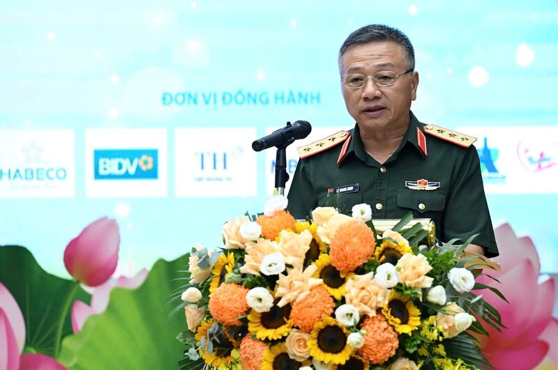 Thượng tướng Lê Quang Minh phát biểu tại lễ tổng kết và trao giải cuộc thi viết ''Những tấm gương bình dị mà cao quý'' lần thứ 16. Ảnh: Báo Quân đội Nhân dân.