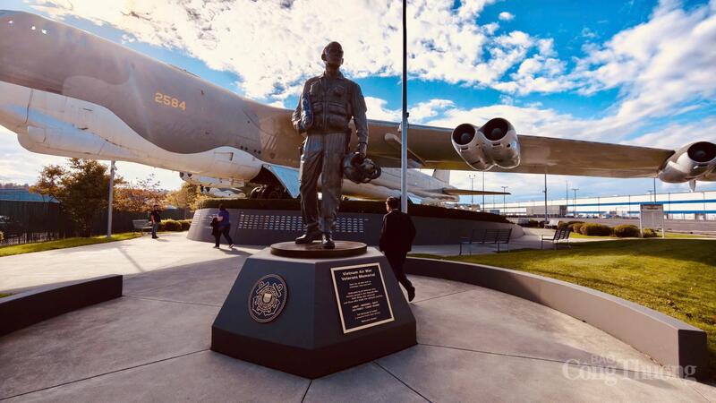 Chiếc B-52 Stratofortress treo mình lặng lẽ bên ngoài Bảo tàng Hàng không Seattle, một trong những bảo tàng máy bay lớn nhất thế giới.
