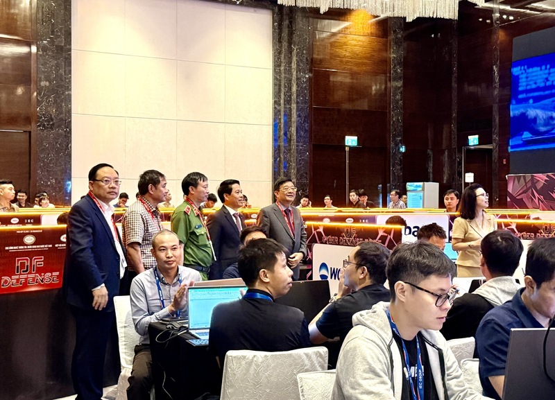 Các lãnh đạo Ngân hàng Nhà nước, Hiệp hội Ngân hàng Việt Nam, Trung tâm Dữ liệu quốc gia (Bộ Công an) tham quan tại DF Cyber Defense 2025. Ảnh: Hoàng Lan