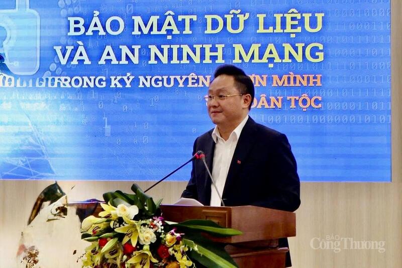 Ông Phan Văn Hùng, Phó Tổng Biên tập Báo Nhân Dân phát biểu, nhấn mạnh ý nghĩa của tọa đàm khi Việt Nam chuẩn bị đăng cai tổ chức Lễ mở ký Công ước về chống tội phạm mạng với tên gọi “Công ước Hà Nội”