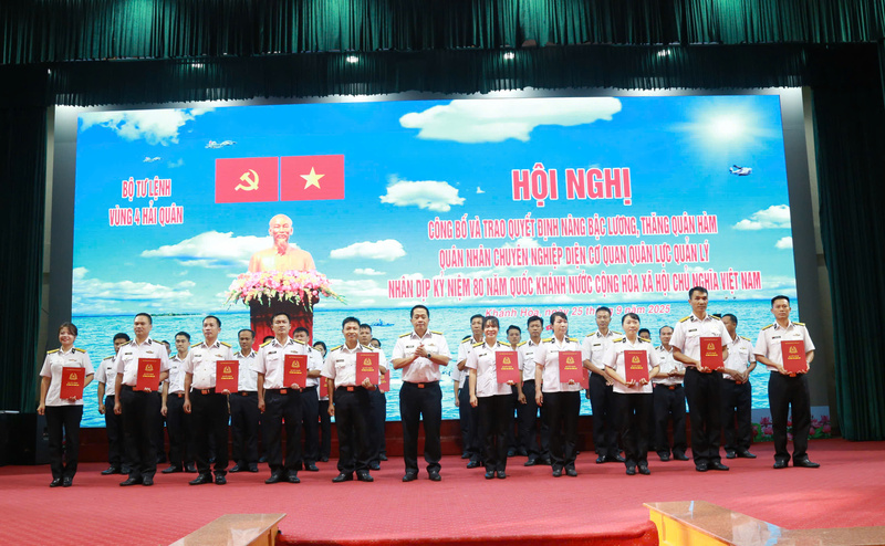 Thủ trưởng Bộ Tư lệnh Vùng 4 trao quyết định nâng bậc lương, thăng quân hàm cho các đồng chí quân nhân chuyên nghiệp. Ảnh: Minh Châu