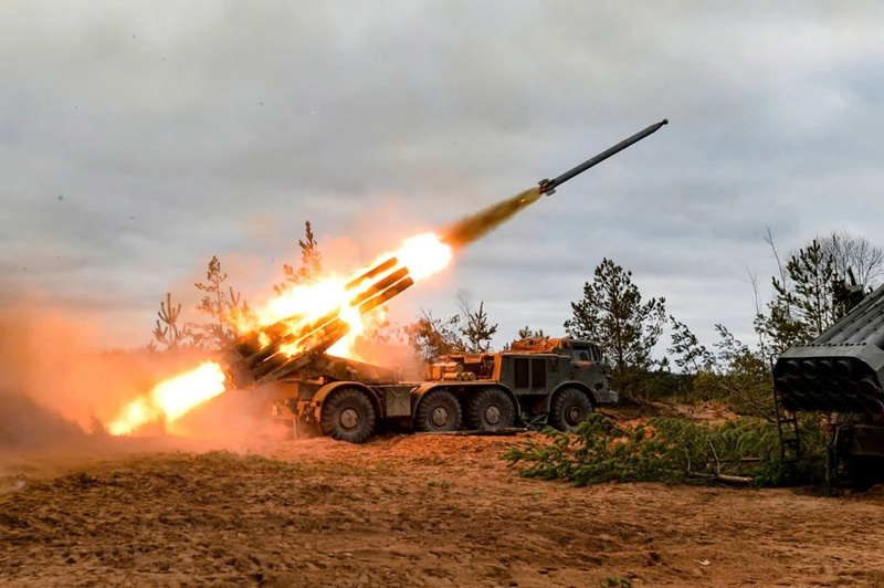 Nga dội hoả lực thiêu rụi thiết giáp Ukraine. Ảnh: TASS