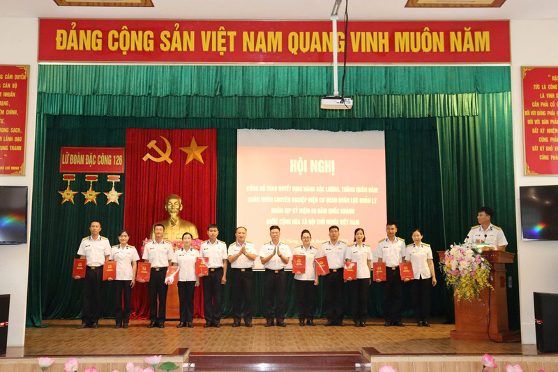 Đại tá Mai Xuân Hưởng, Bí thư Đảng ủy, Chính ủy Lữ đoàn và Thượng tá Hoàng Văn Vĩnh, Uỷ viên thường vụ Đảng ủy, Phó Lữ đoàn trưởng - TMT trao quyết định nâng bậc lương, thăng quân cho các đồng chí quân nhân chuyên nghiệp trong Lữ đoàn