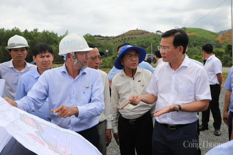 Chủ tịch UBND tỉnh Lâm Đồng Hồ Văn Mười (áo trắng) cùng đoàn công tác trong chuyến kiểm tra các công trình, dự án trọng điểm đang được đầu tư trên địa bàn tỉnh. Ảnh: Lê Sơn