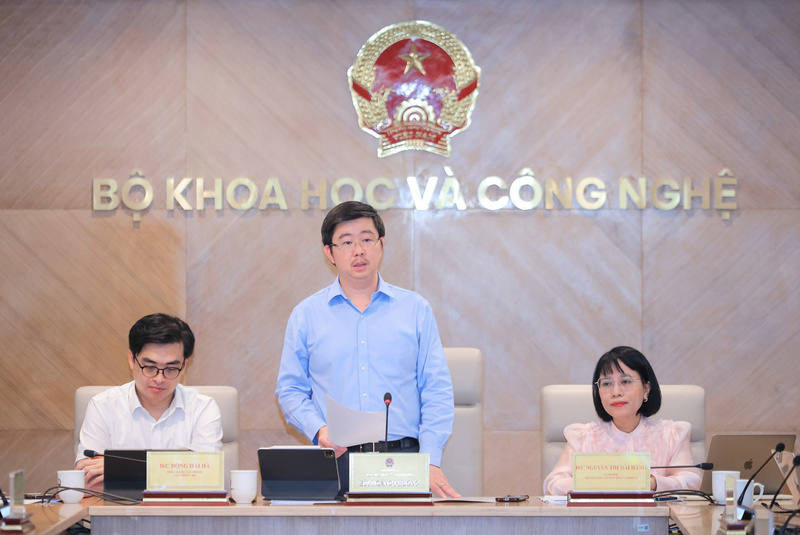 Thứ trưởng Bộ Khoa học và Công nghệ Bùi Hoàng Phương chủ trì họp báo. Ảnh: Phong Lâm.