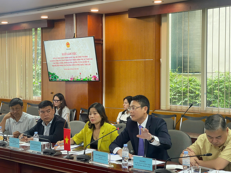 Ông Trịnh Anh Tuấn - Chủ tịch Ủy ban Cạnh tranh Quốc gia trao đổi tại buổi làm việc.
