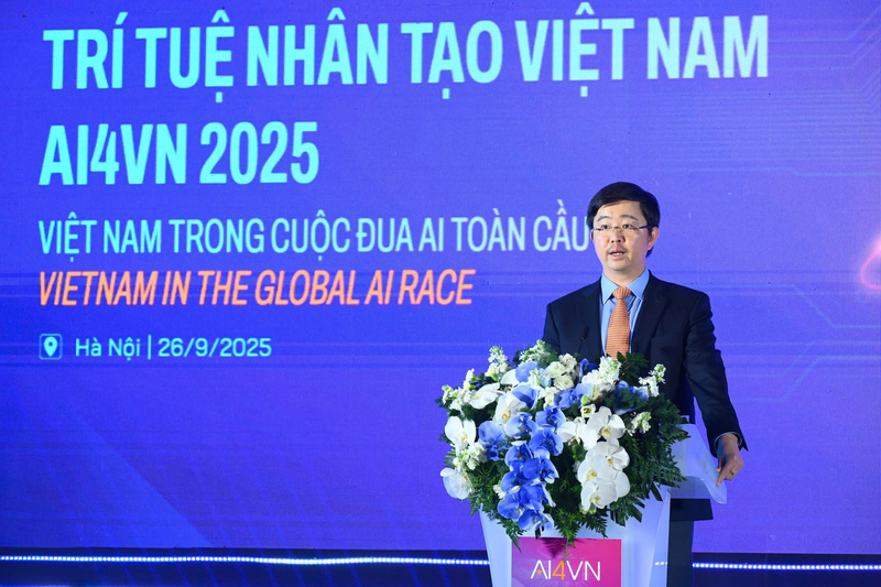 Thứ trưởng Bộ Khoa học và Công nghệ Bùi Hoàng Phương phát biểu khai mạc phiên toàn thể của Ngày hội Trí tuệ nhân tạo Việt Nam 2025. Ảnh: Phong Lâm.